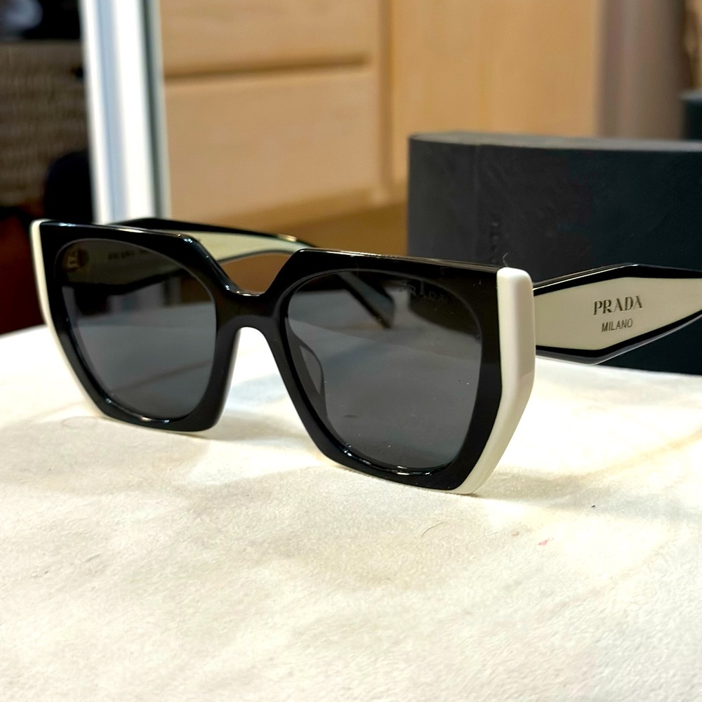 Pre-Loved PRADA Cat-eye Sunglasses